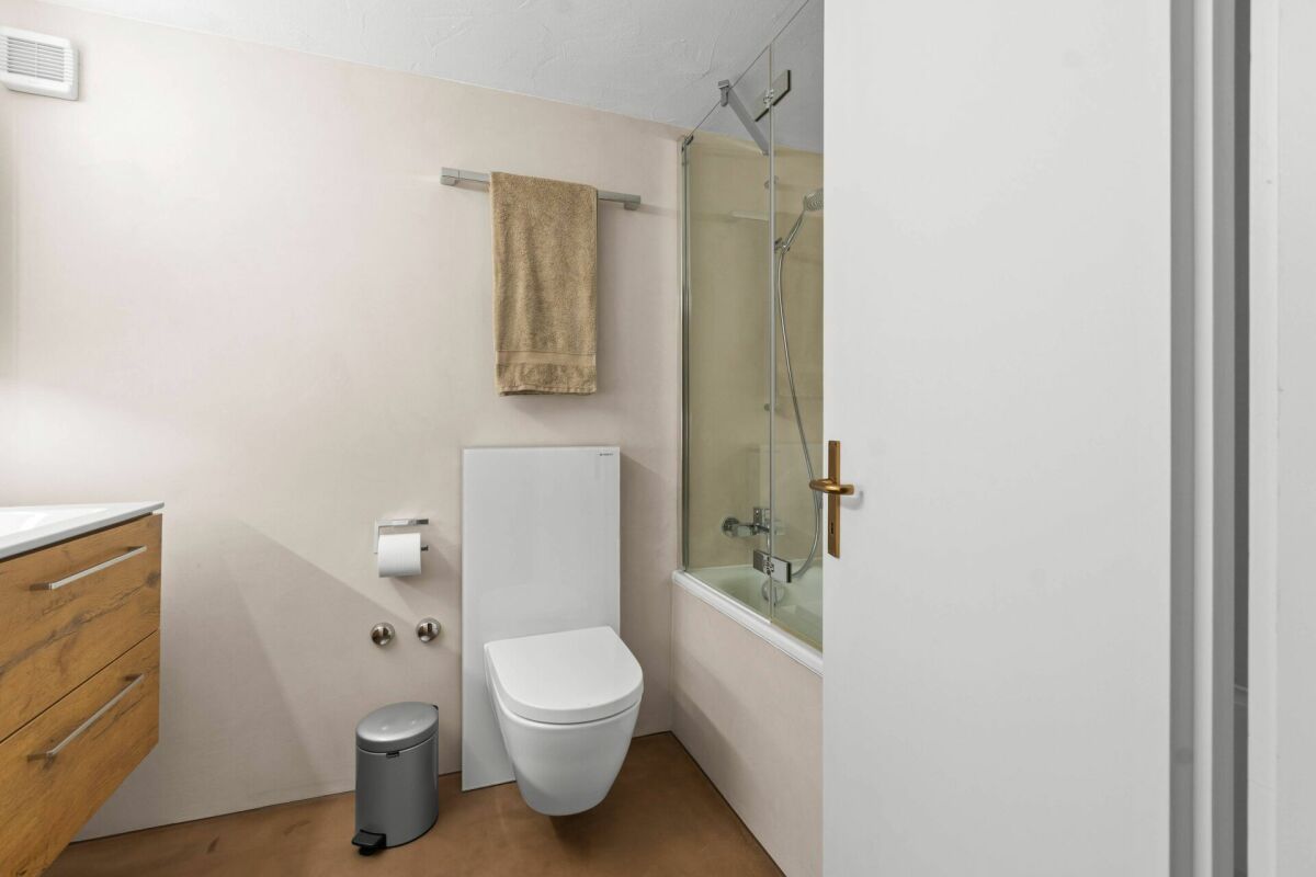Kleines, helles Badezimmer mit WC und Dusche