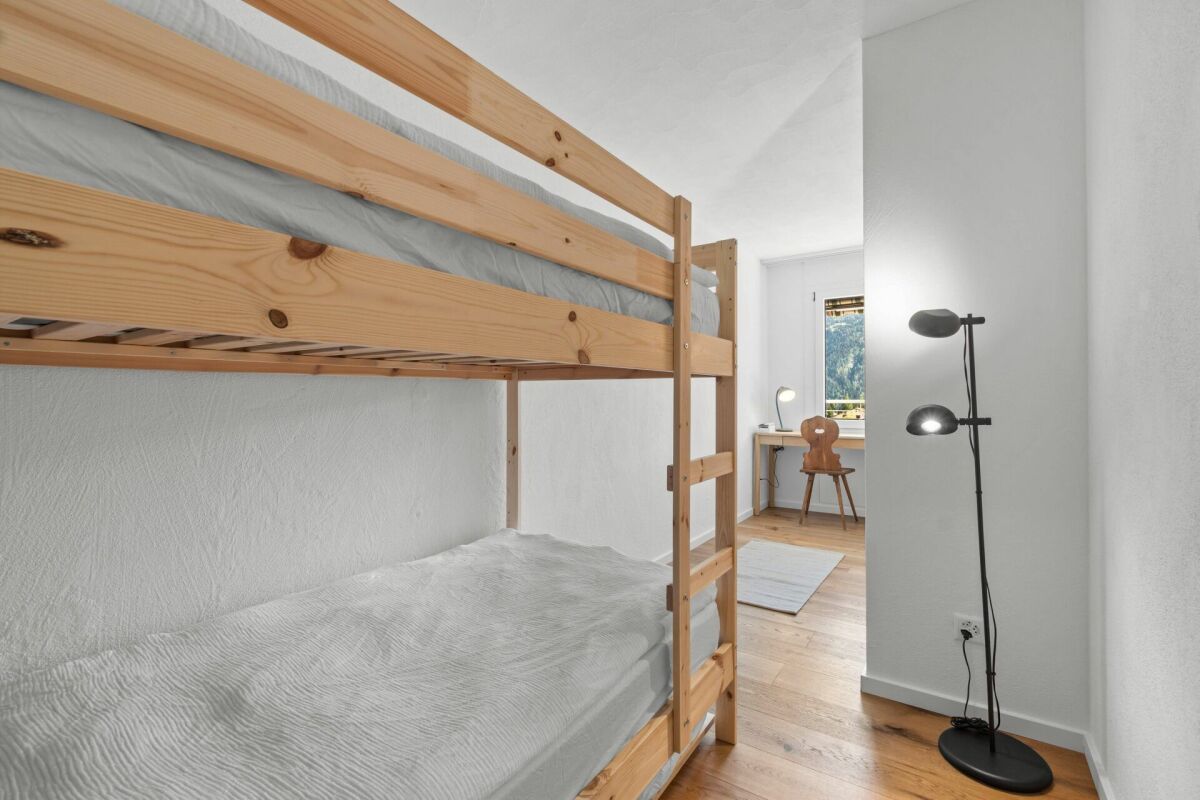 Helles Schlafzimmer mit Etagenbett