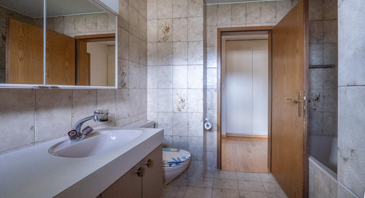 Kleines Badezimmer mit Fliesen und Holzdetails