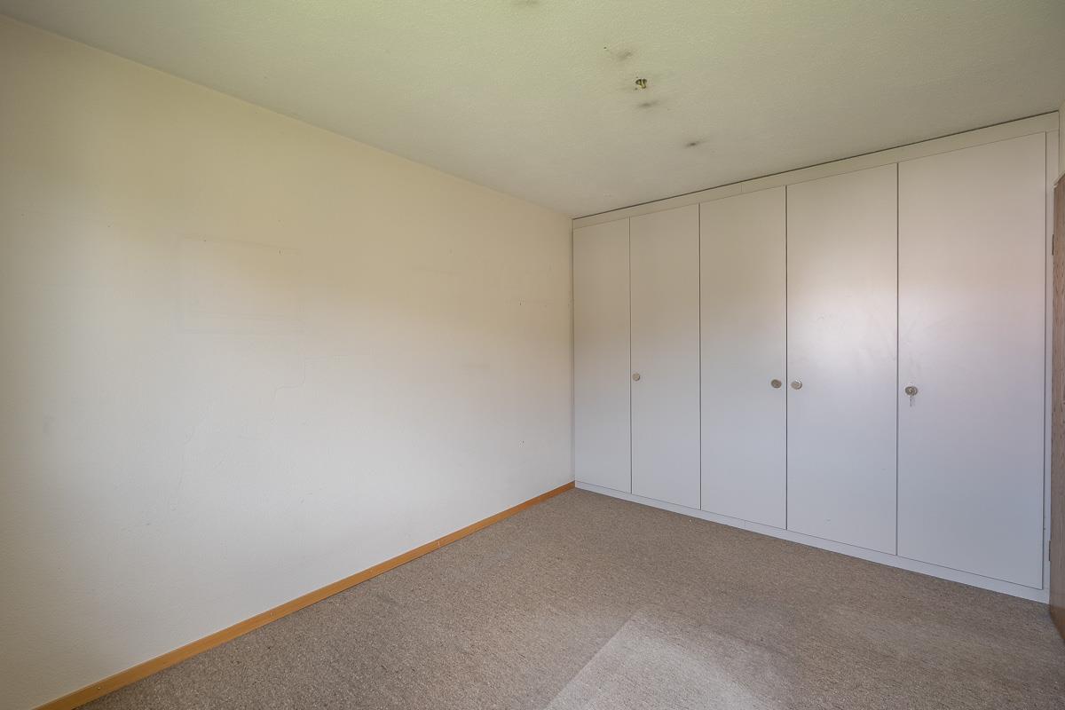 Leerer Raum mit Einbauschrank