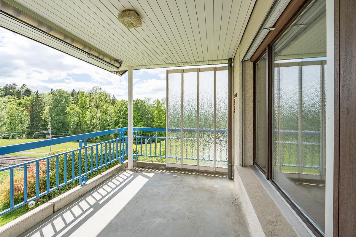 Überdachter Balkon mit Blick ins Grüne