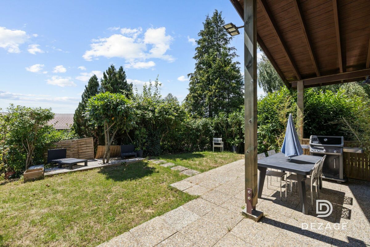 Überdachte Terrasse mit Garten und Grillplatz