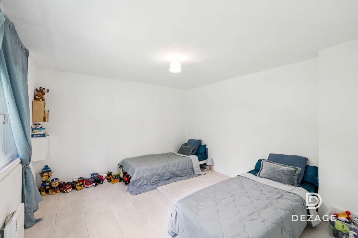 Kinderzimmer mit zwei Einzelbetten