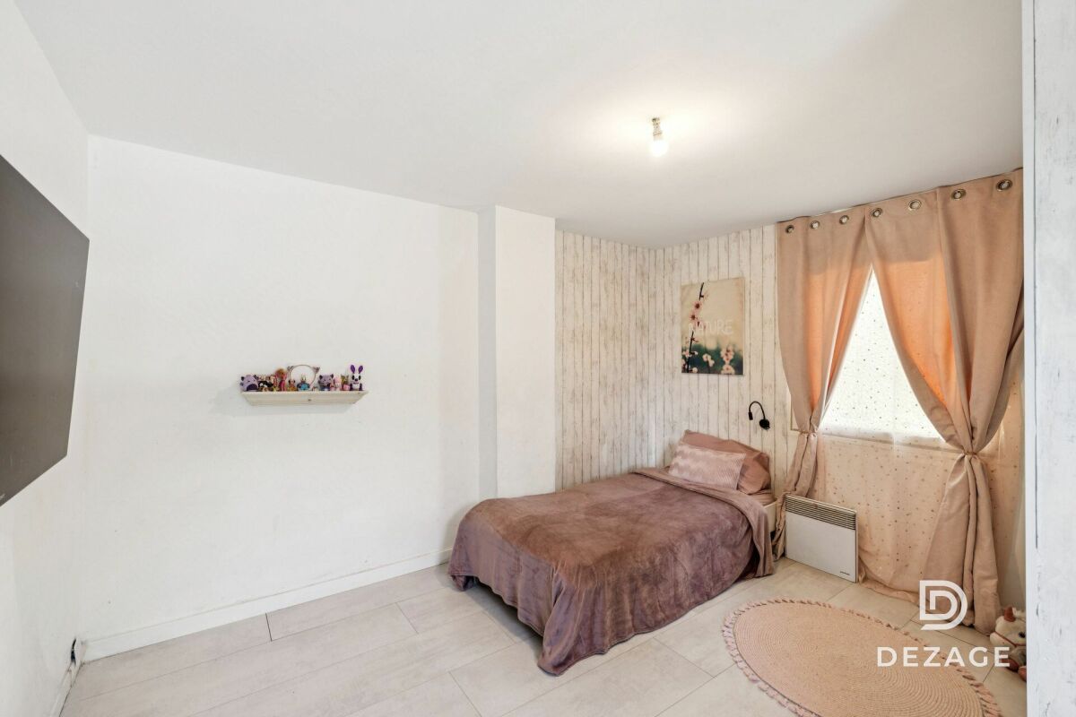 Helles Schlafzimmer mit schlichter Einrichtung