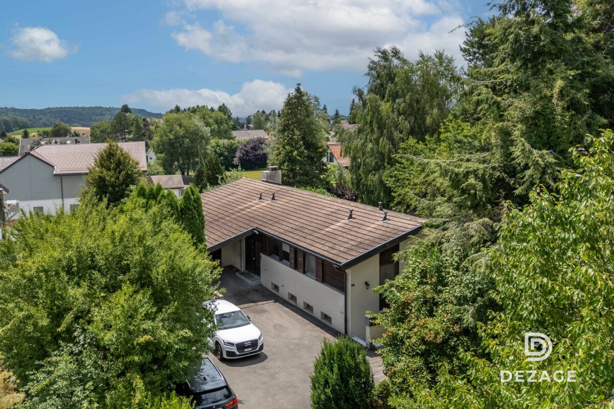 Luftaufnahme eines Einfamilienhauses in grüner Umgebung