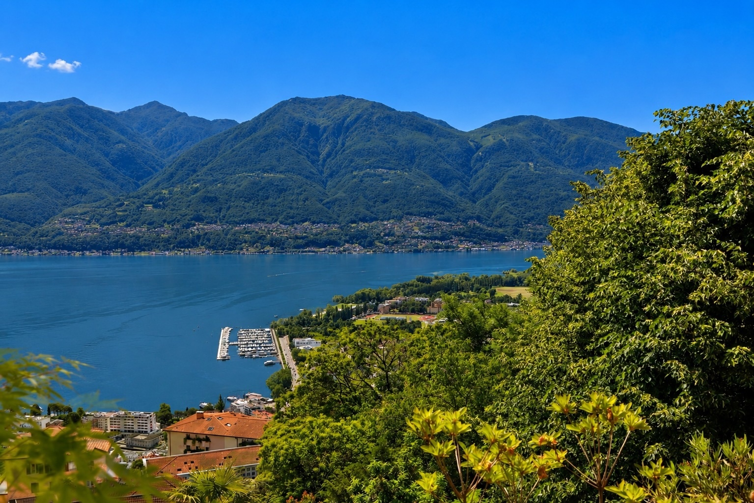 Seeblick mit Bergen