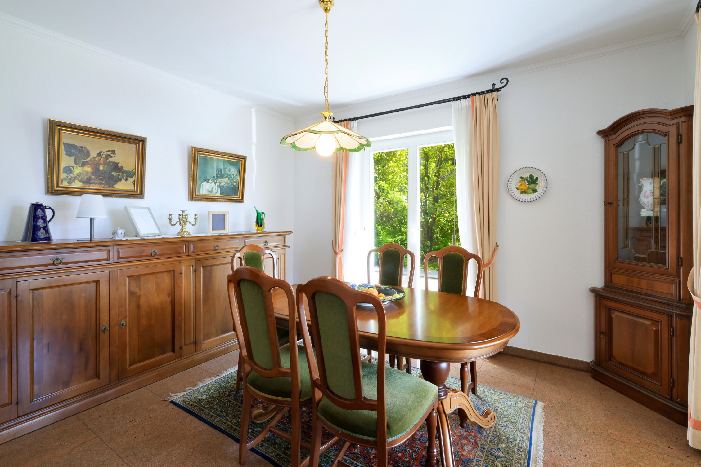 Esszimmer mit klassischer Holzmöblierung