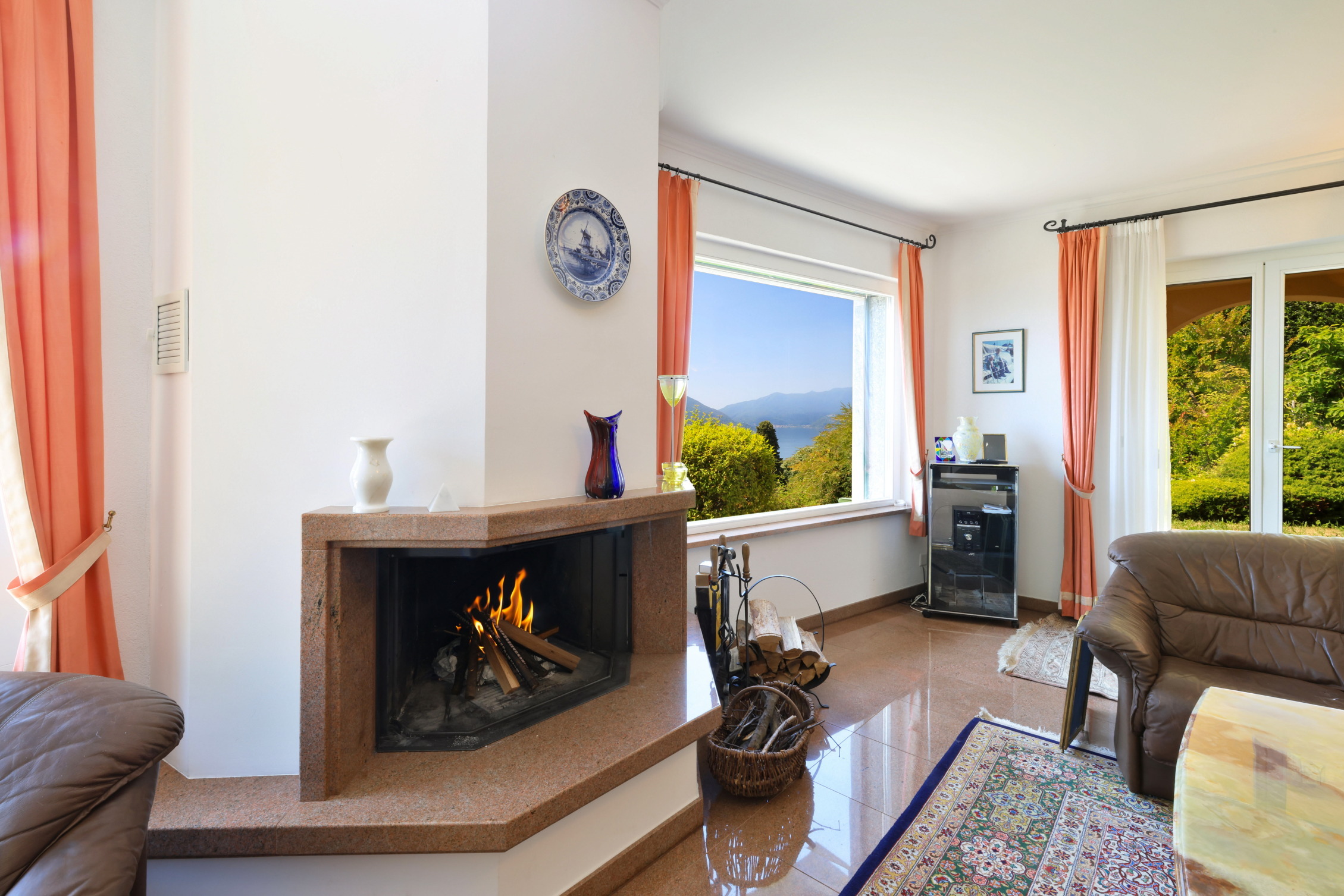 Wohnzimmer mit Kamin und Bergblick