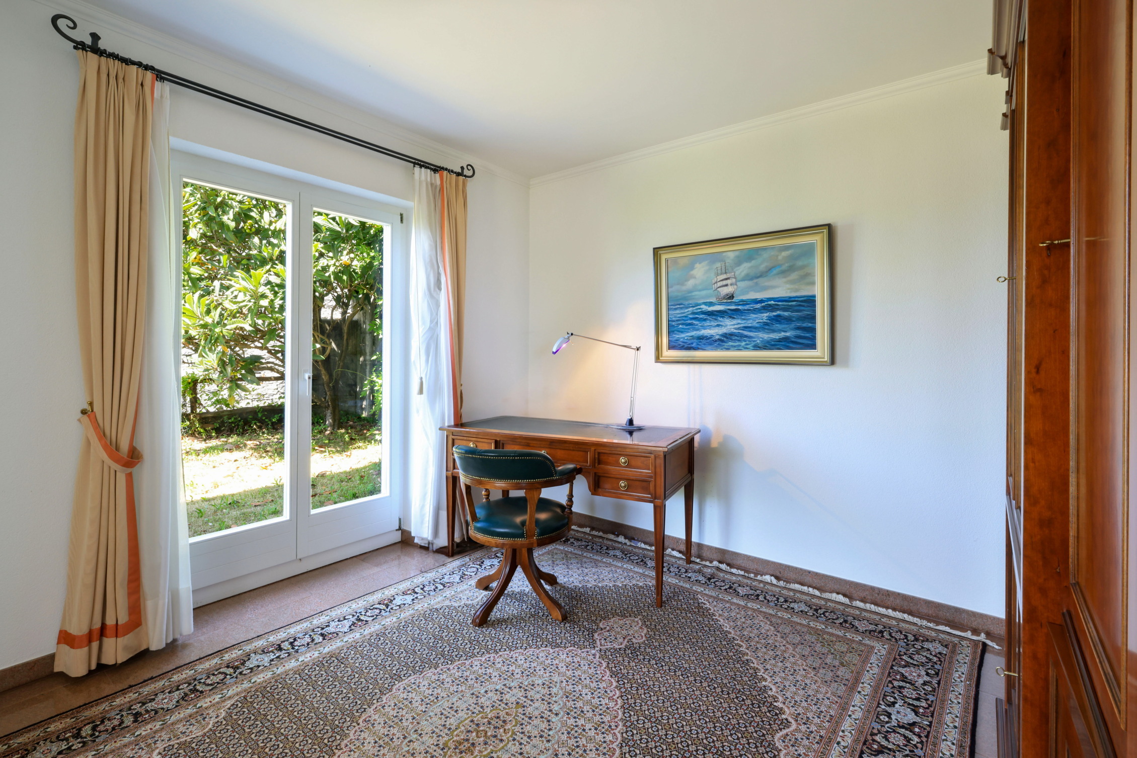 Helles Arbeitszimmer mit Gartenblick