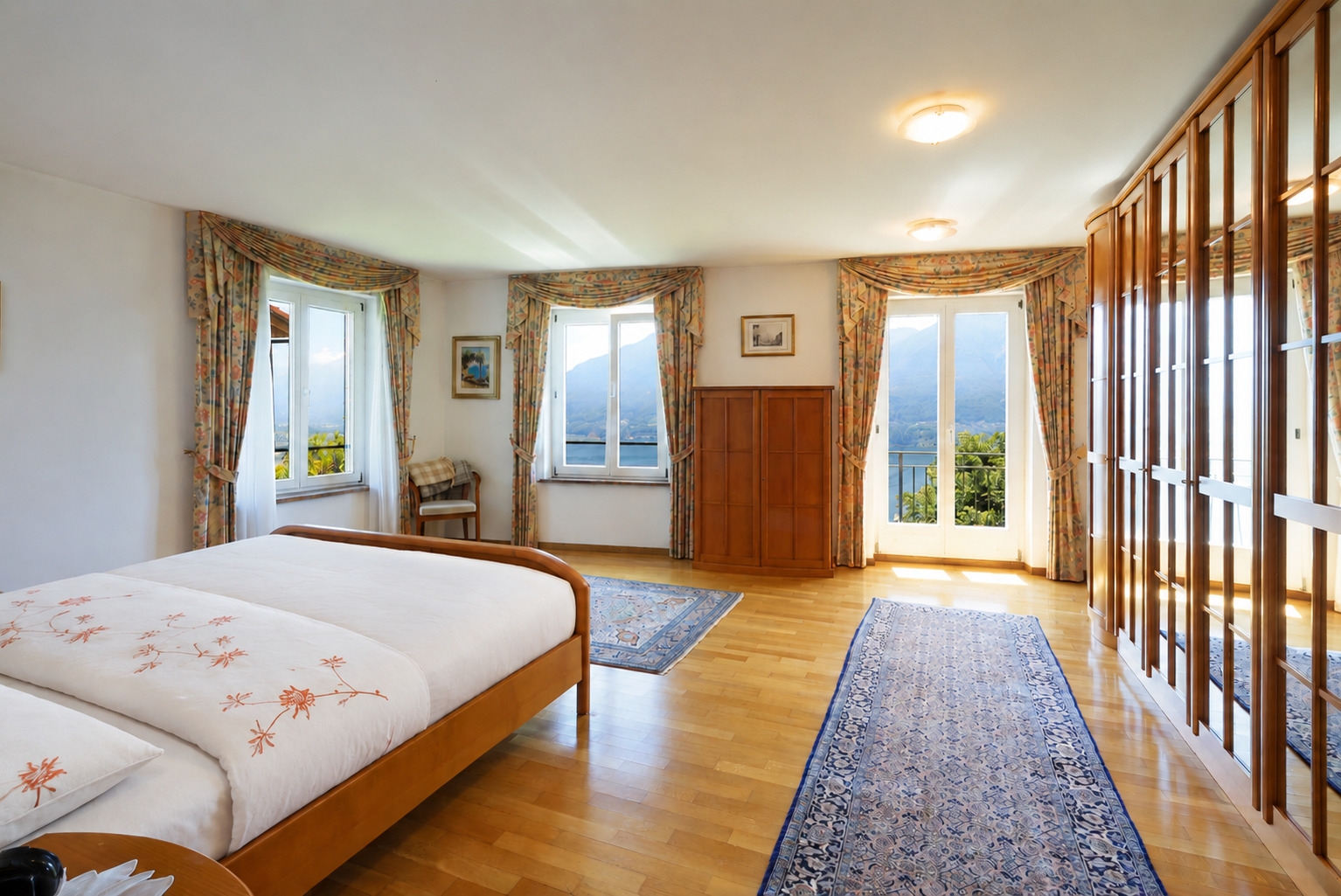 Helles Schlafzimmer mit Bergblick