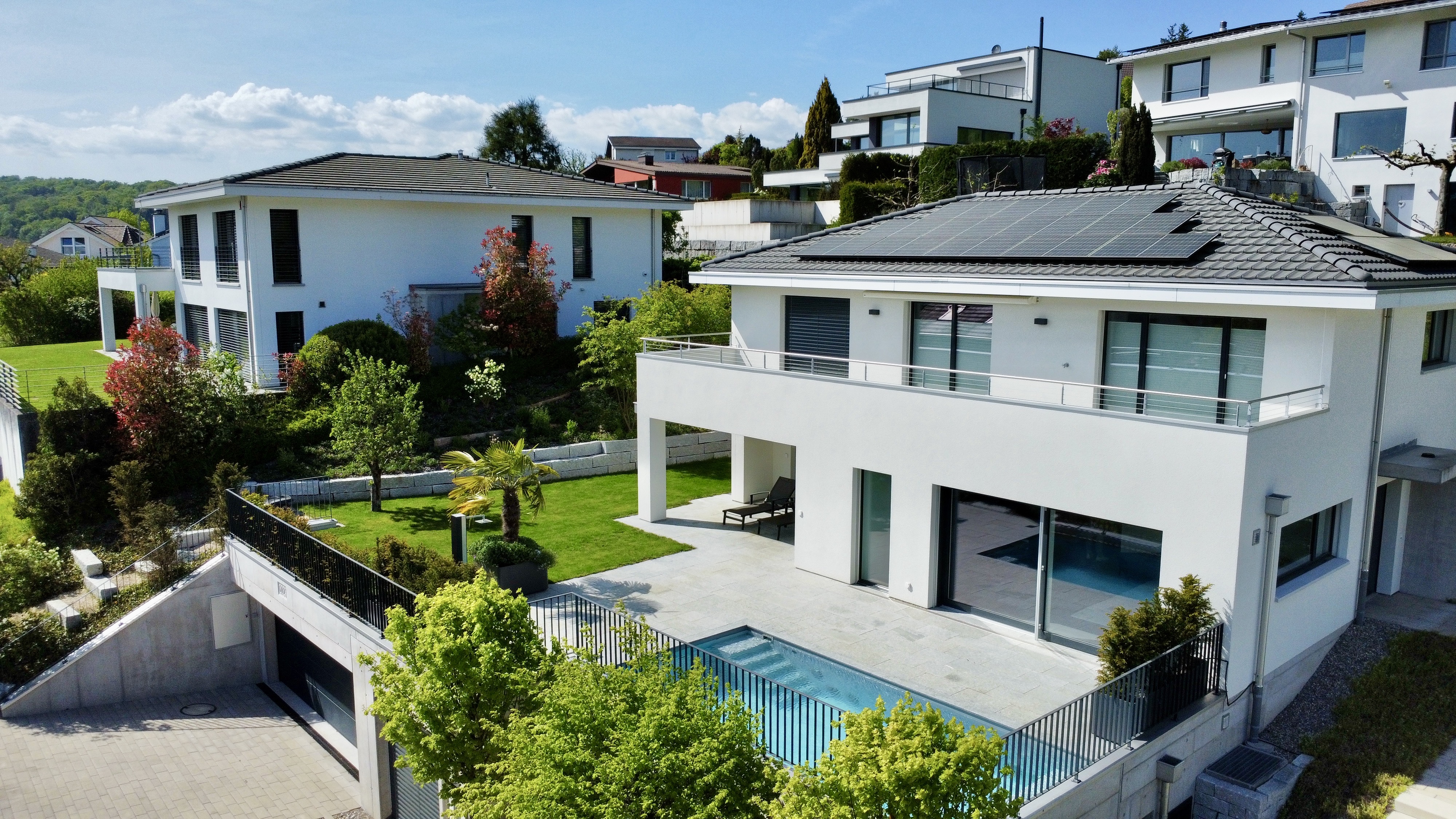 Moderne Villenanlage mit Pool und Solardach