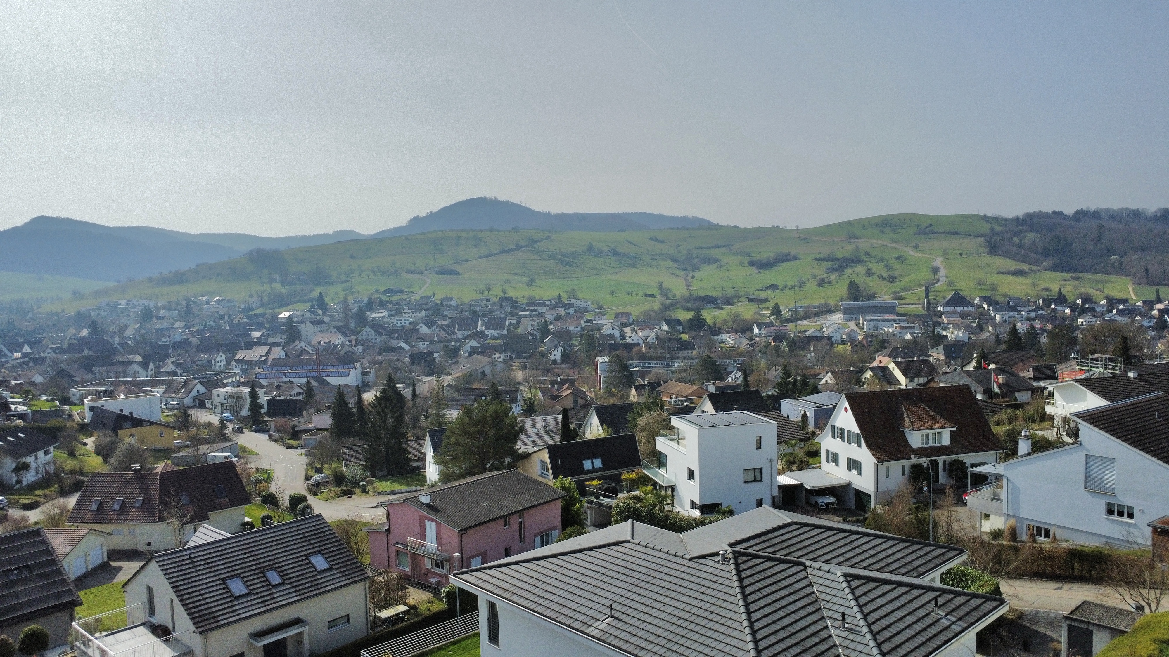Blick über Wohngebiet und Hügellandschaft