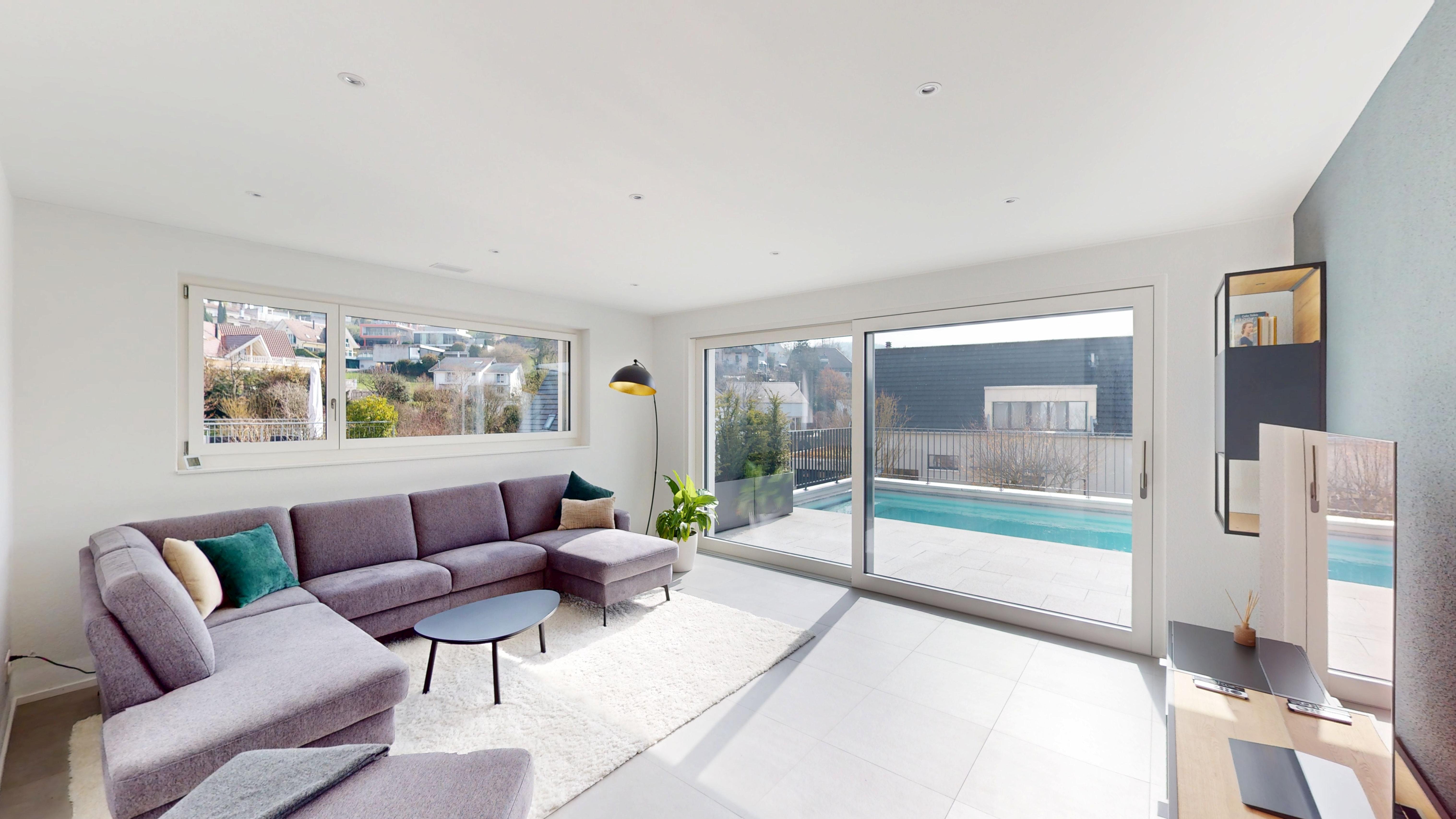 Heller Wohnraum mit Terrasse und Poolblick