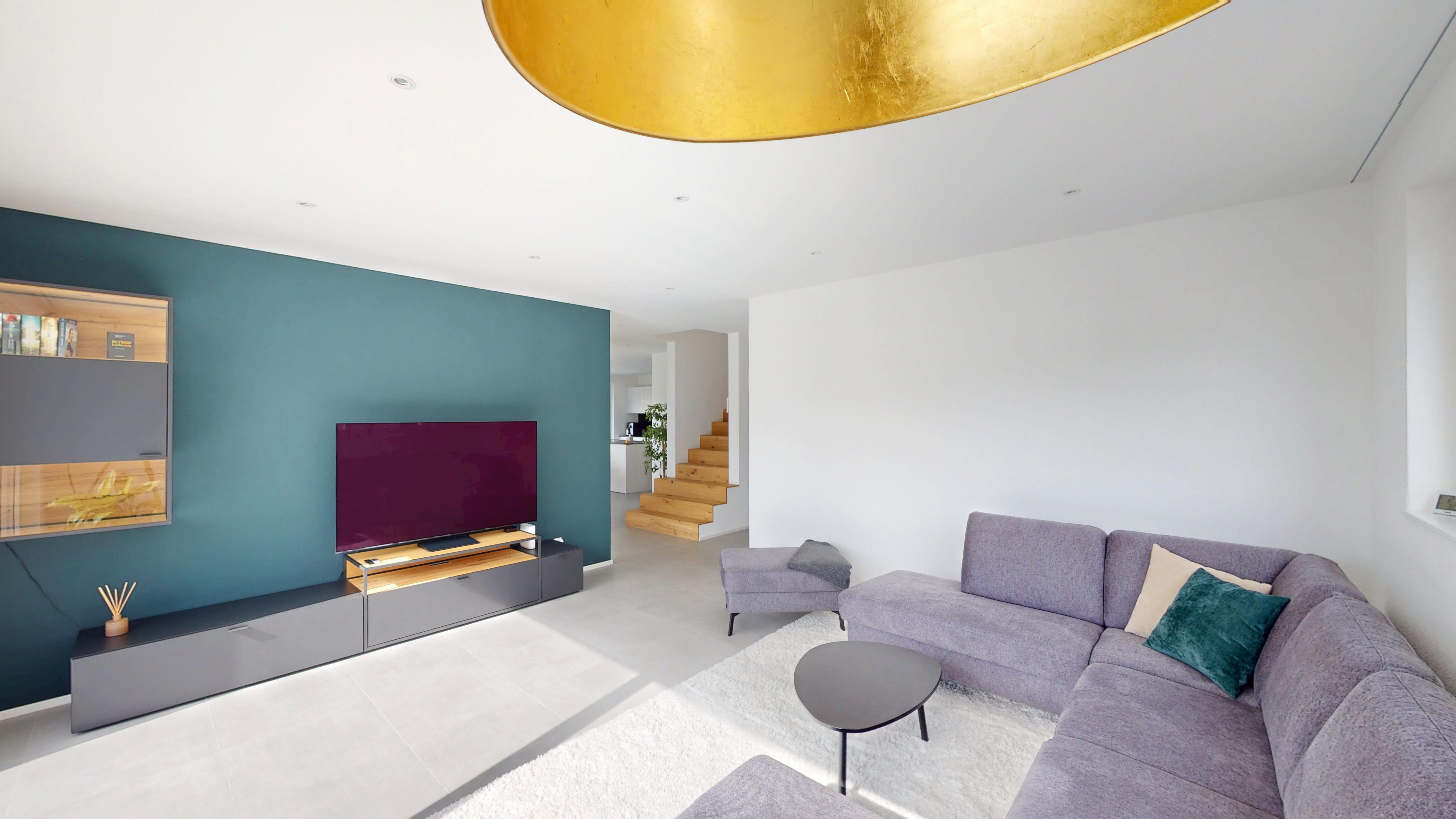 Modernes Wohnzimmer mit farbiger Akzentwand