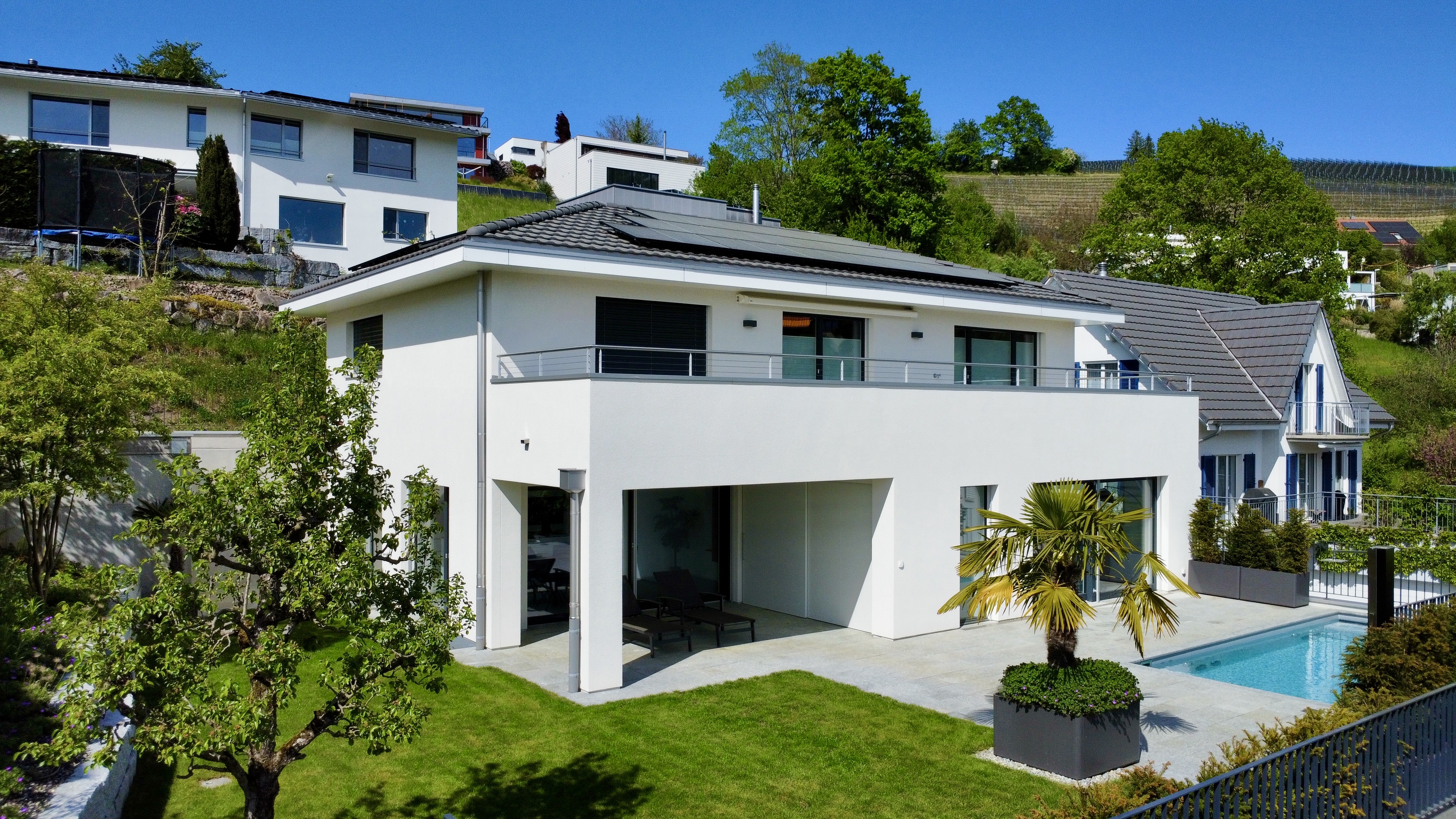 Modernes Einfamilienhaus mit Pool und Garten