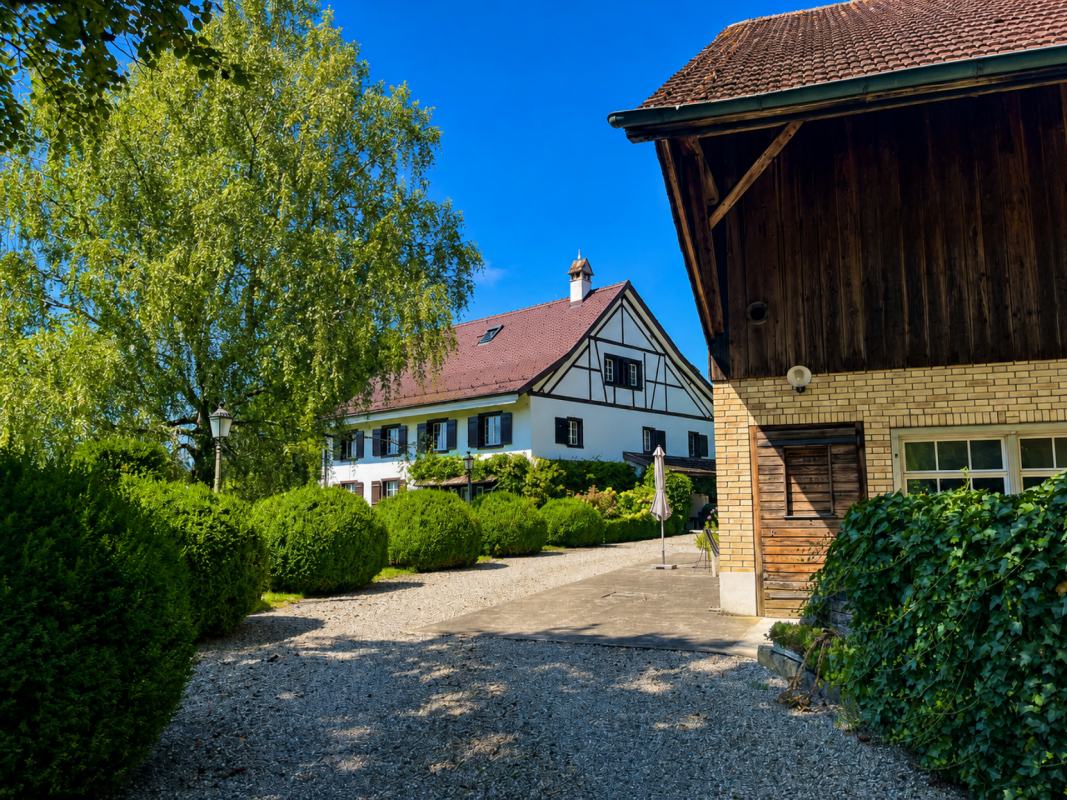 Ländliches Anwesen mit Fachwerkhaus und Hofzufahrt