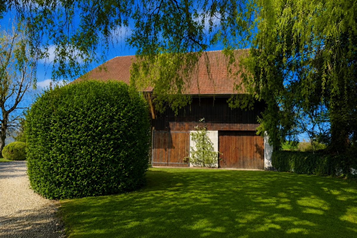 Landhaus mit großem Garten und Scheunentor