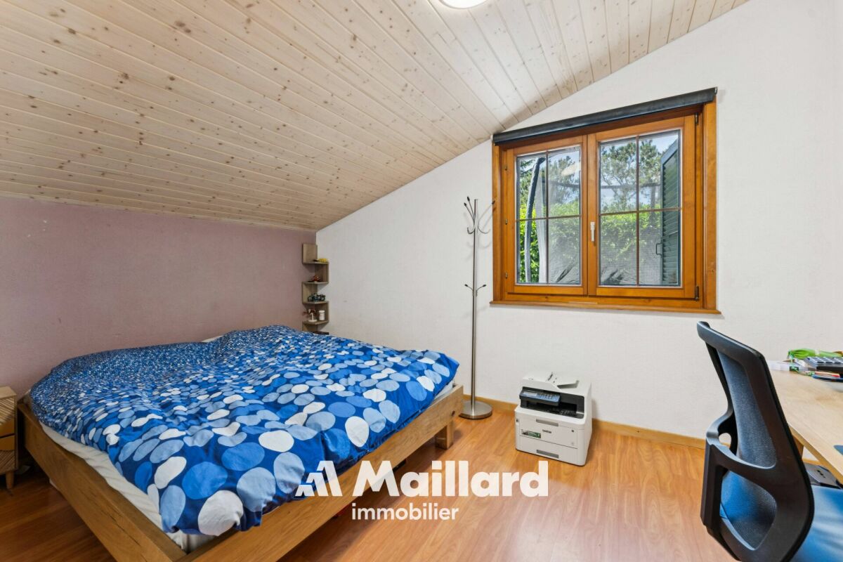 Schlafzimmer mit Dachschräge und Holzdecke