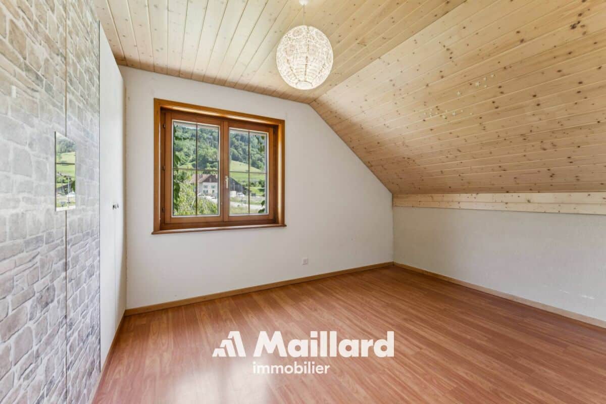 Dachzimmer mit Holzdecke und Bergblick