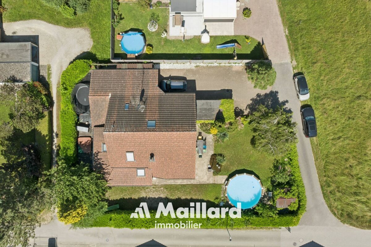 Luftaufnahme eines Einfamilienhauses mit Garten und Pool