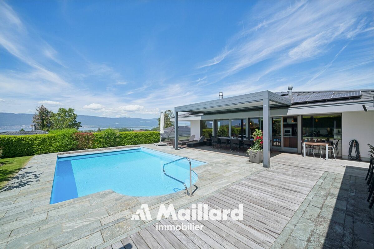 Poolterrasse mit Seeblick