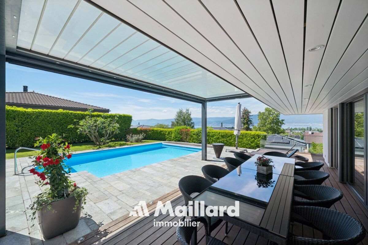 Terrasse mit Pool und Panoramablick