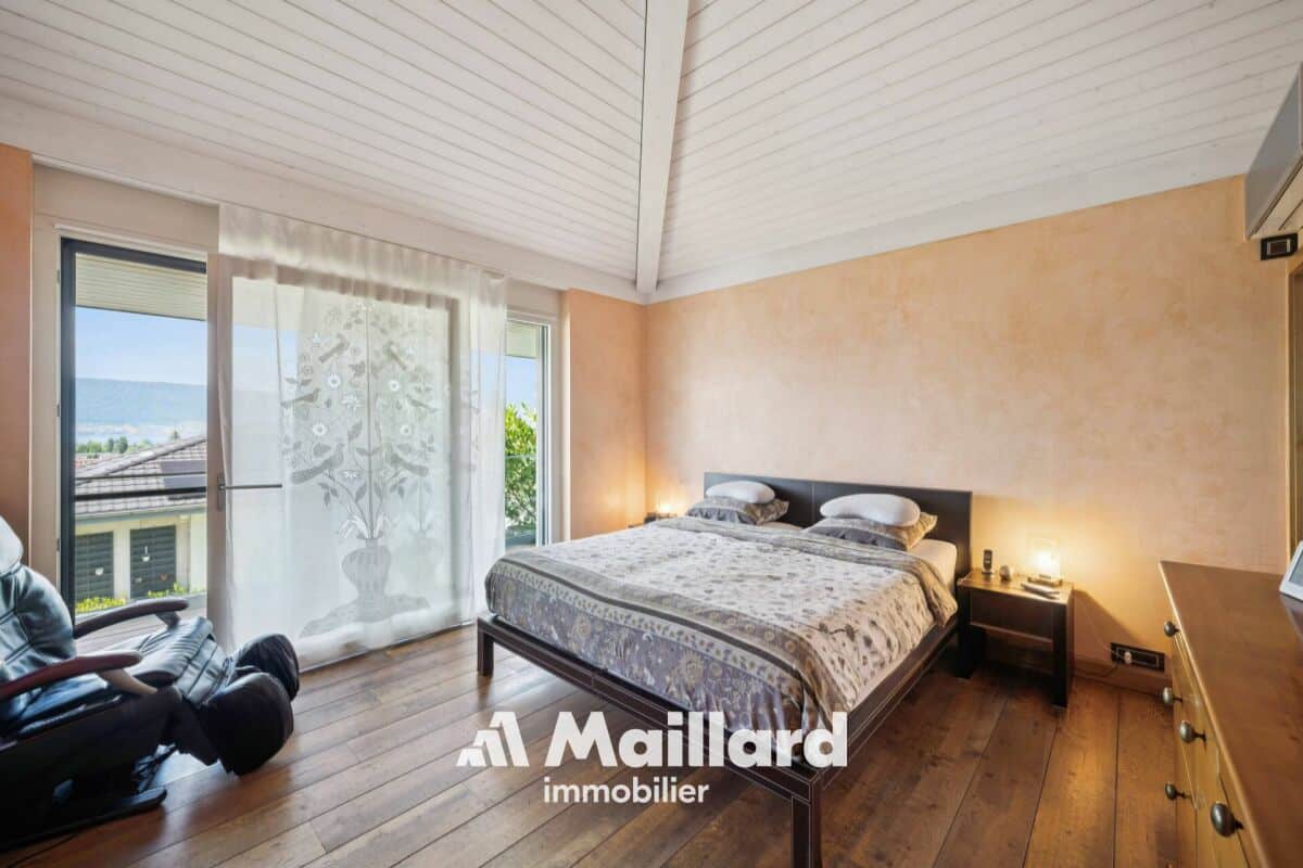 Schlafzimmer mit Balkonblick