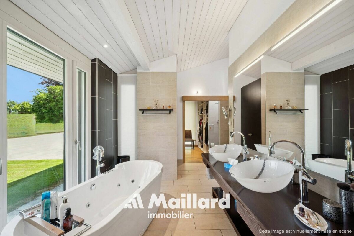 Modernes Badezimmer mit Badewanne und Doppelwaschbecken