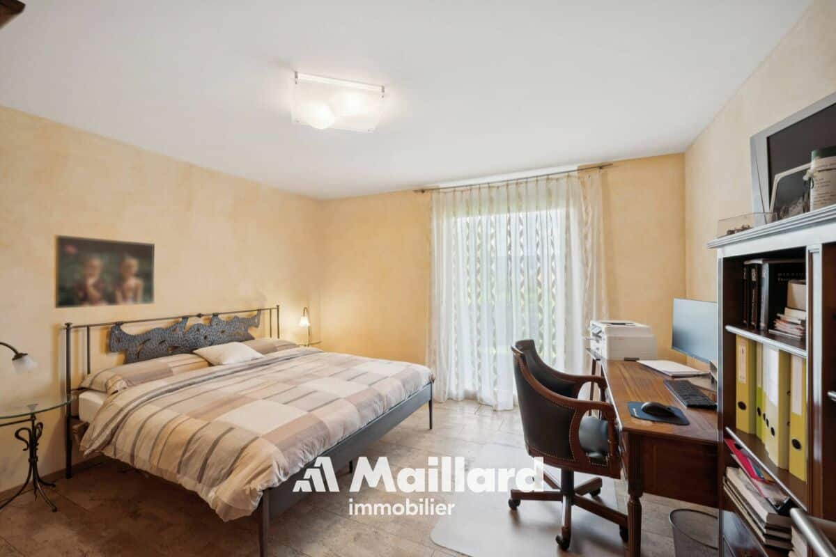 Helles Schlafzimmer mit Arbeitsbereich