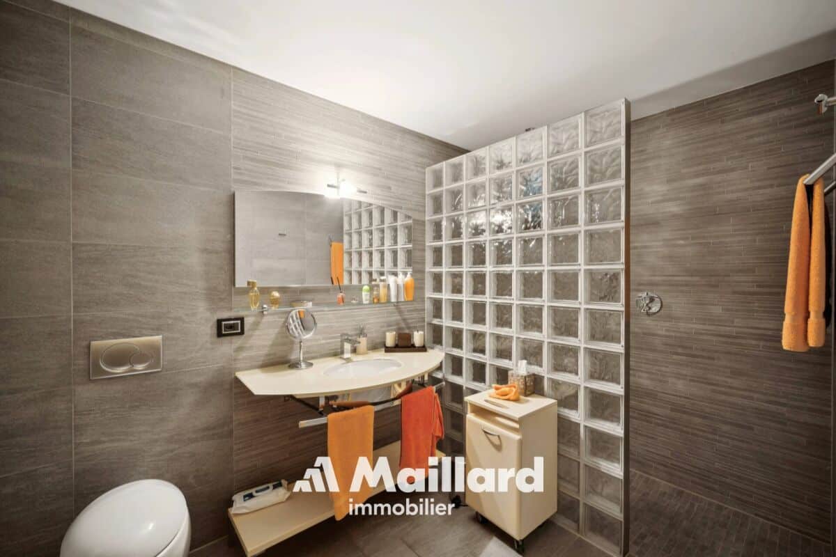 Modernes Badezimmer mit Glasbausteinwand