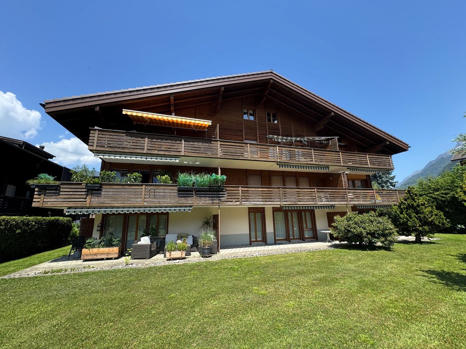 Alpenchalet mit großen Holzbalkonen