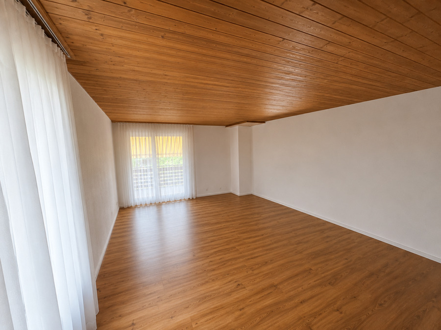 Heller leerer Raum mit Holzdecke