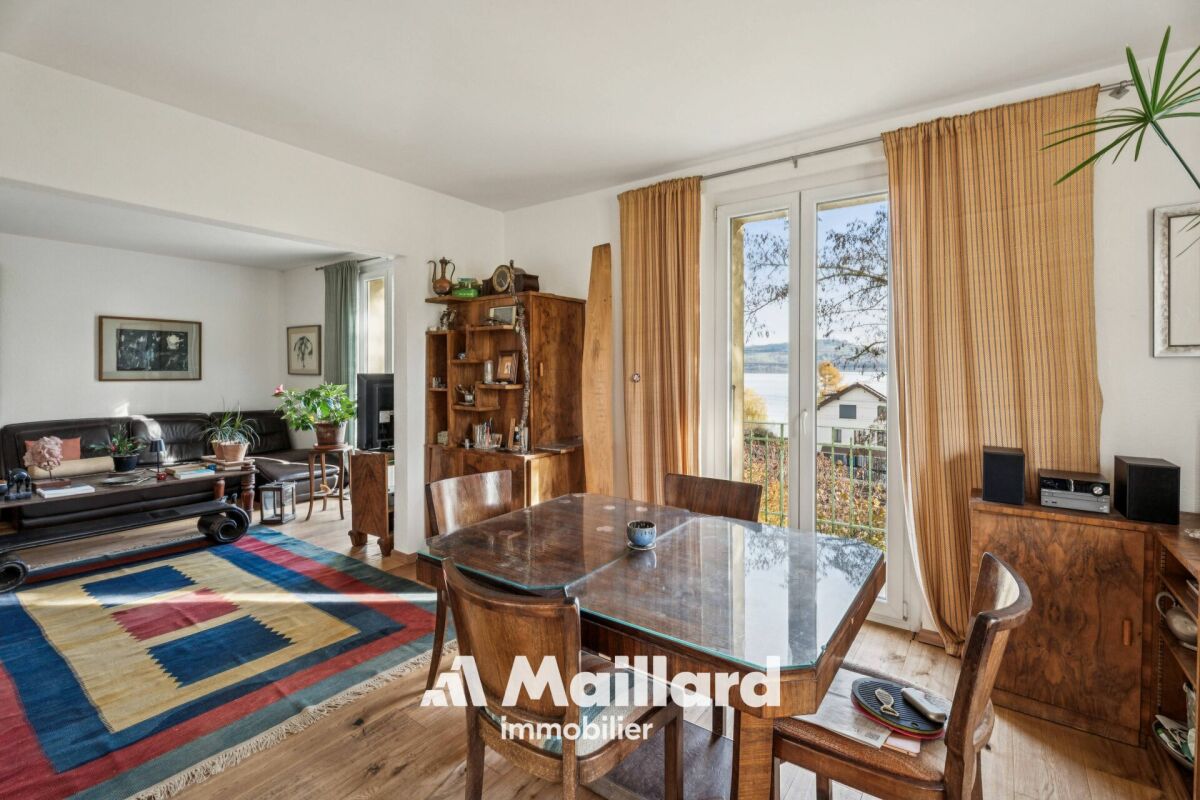 Wohn- und Esszimmer mit Seeblick