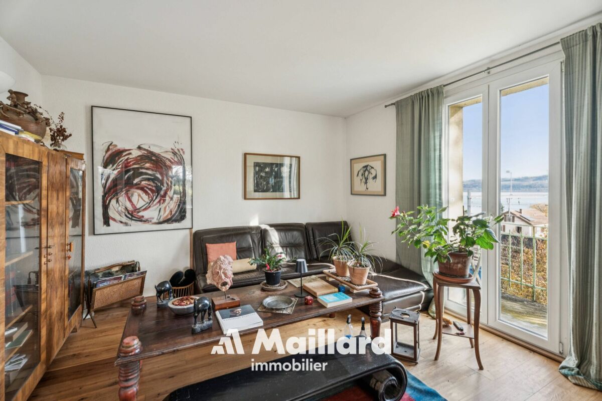 Helles Wohnzimmer mit Balkonblick