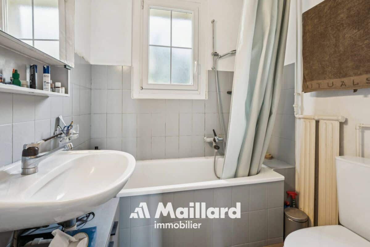 Helles Badezimmer mit Badewanne und Waschbecken