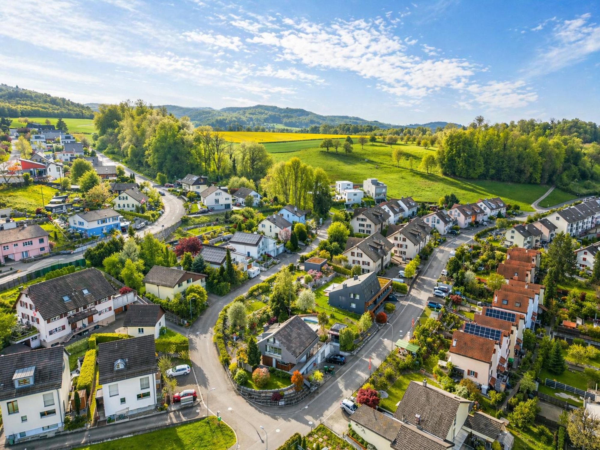 Luftaufnahme eines Wohngebiets mit grüner Landschaft