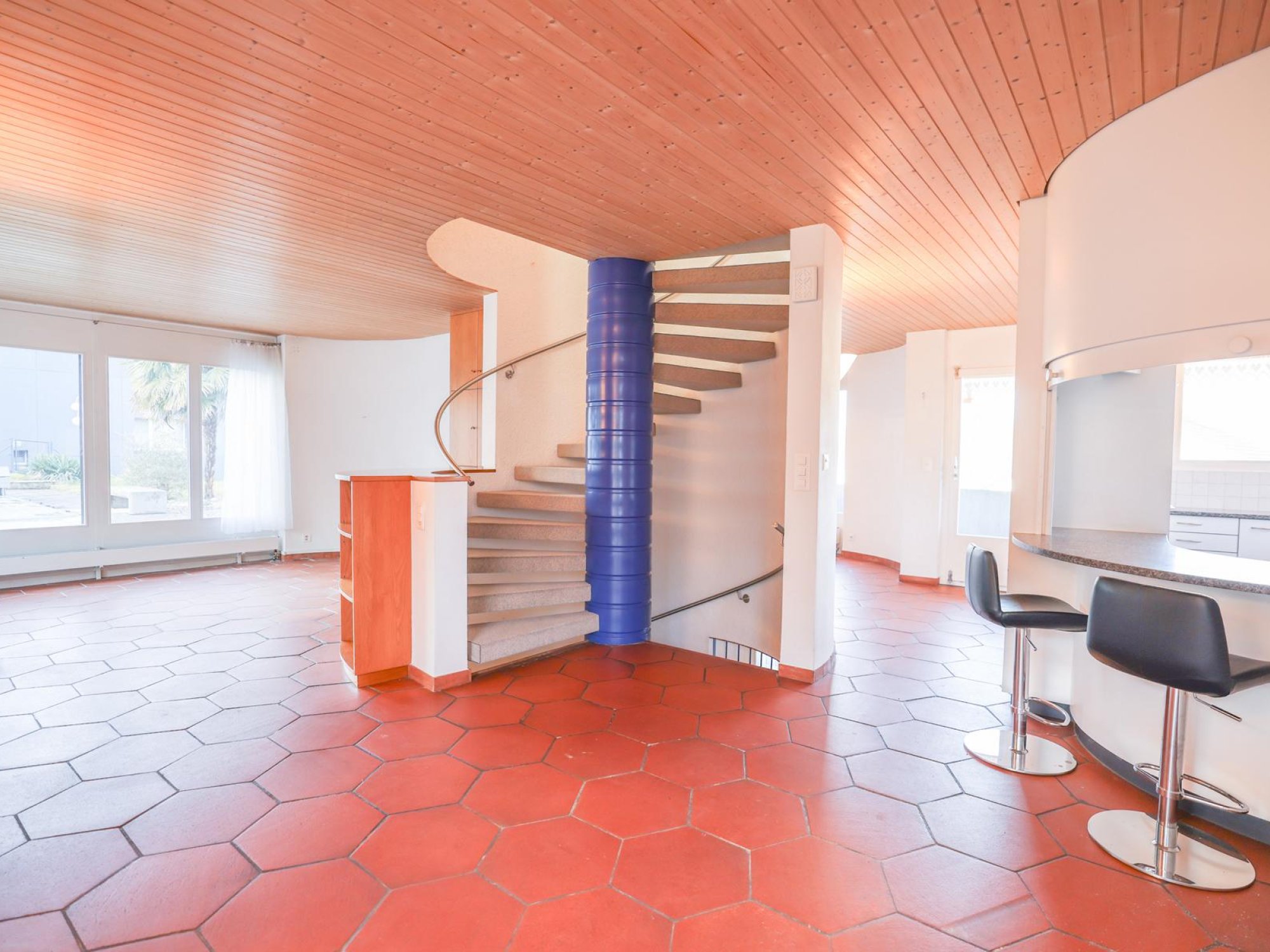 Offener Wohnbereich mit Wendeltreppe