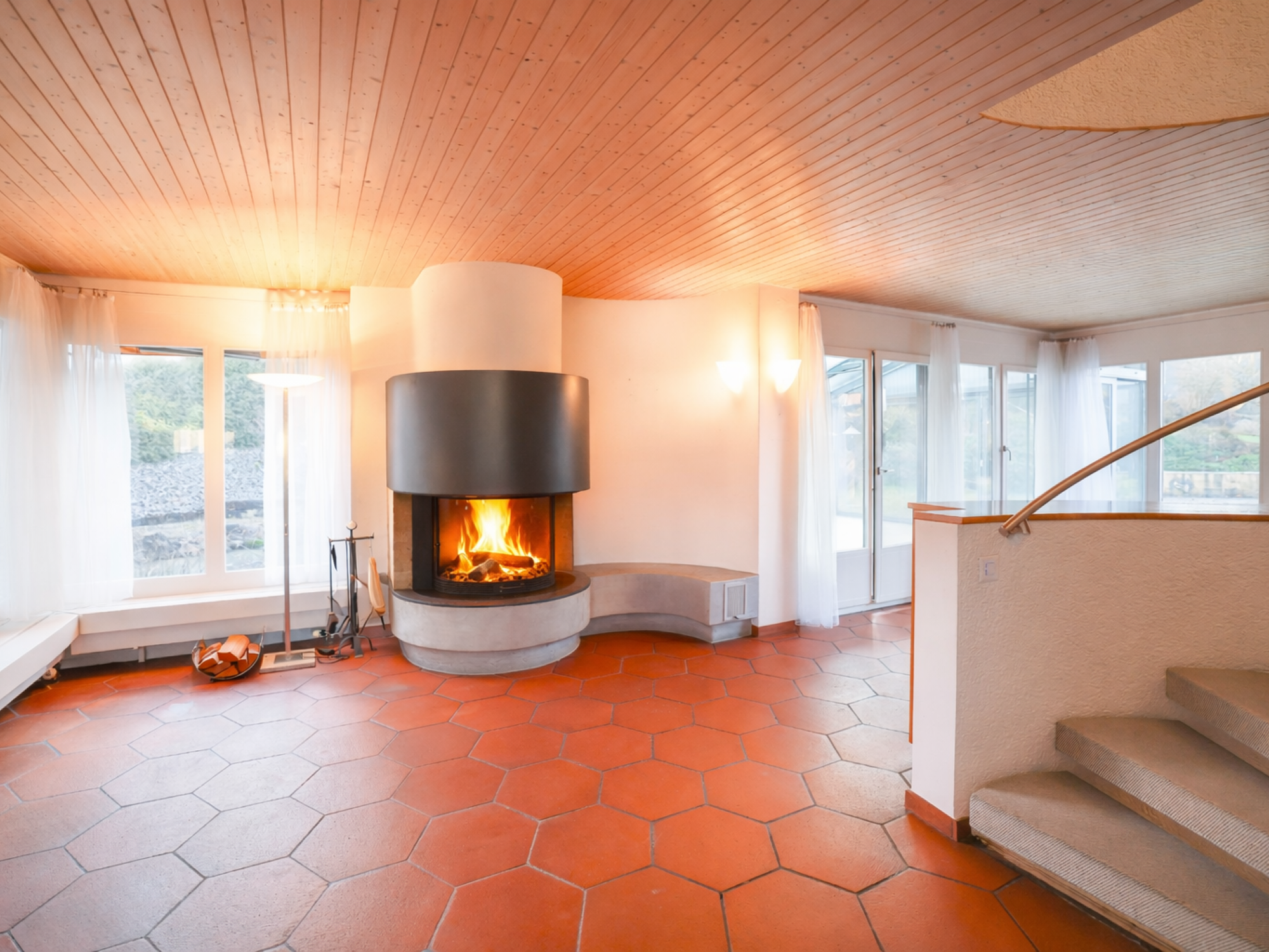 Wohnzimmer mit Kamin und Treppe