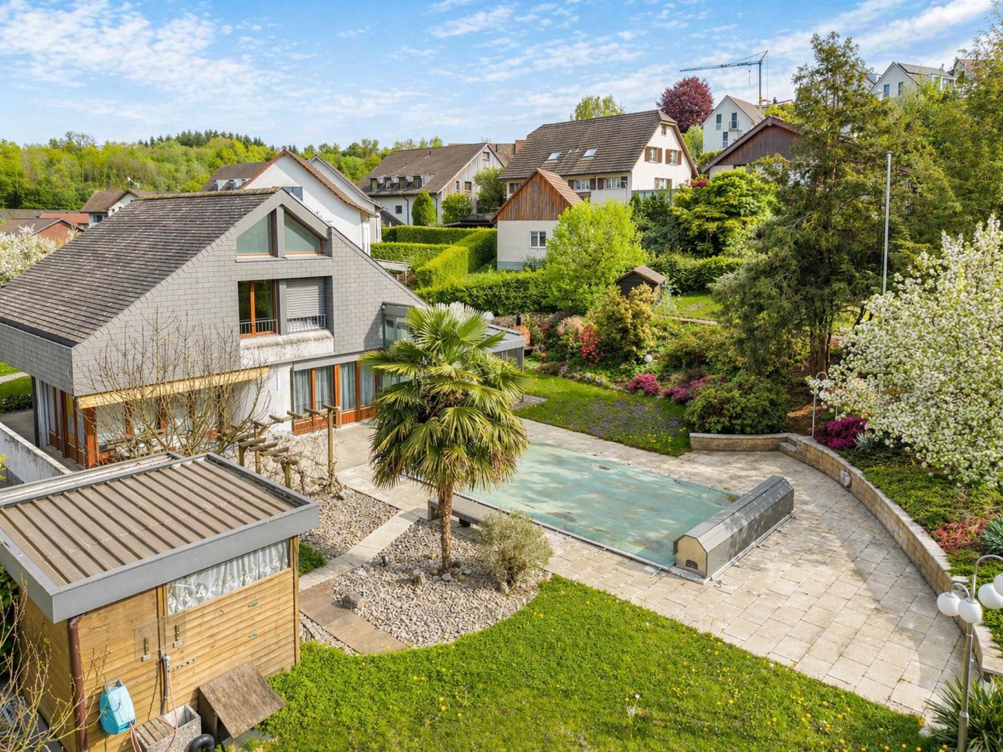 Helles Einfamilienhaus mit großem Garten