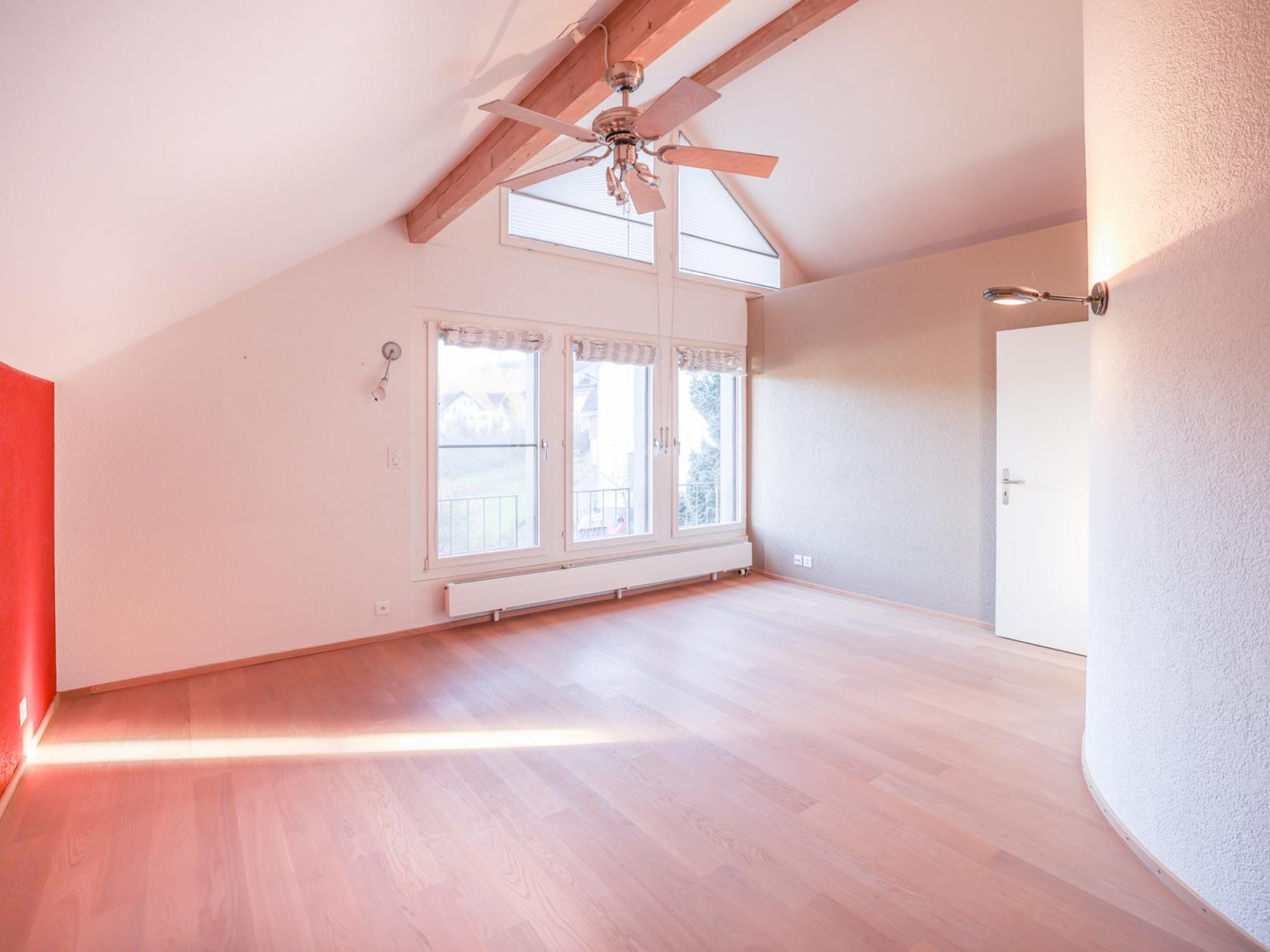 Helles, leeres Dachgeschosszimmer