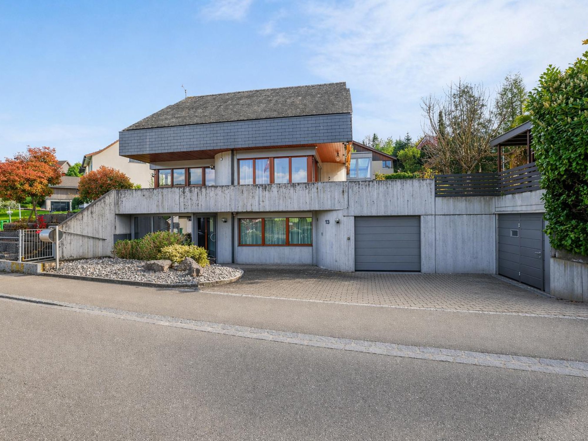 Modernes Einfamilienhaus mit Sichtbeton und Schieferdach