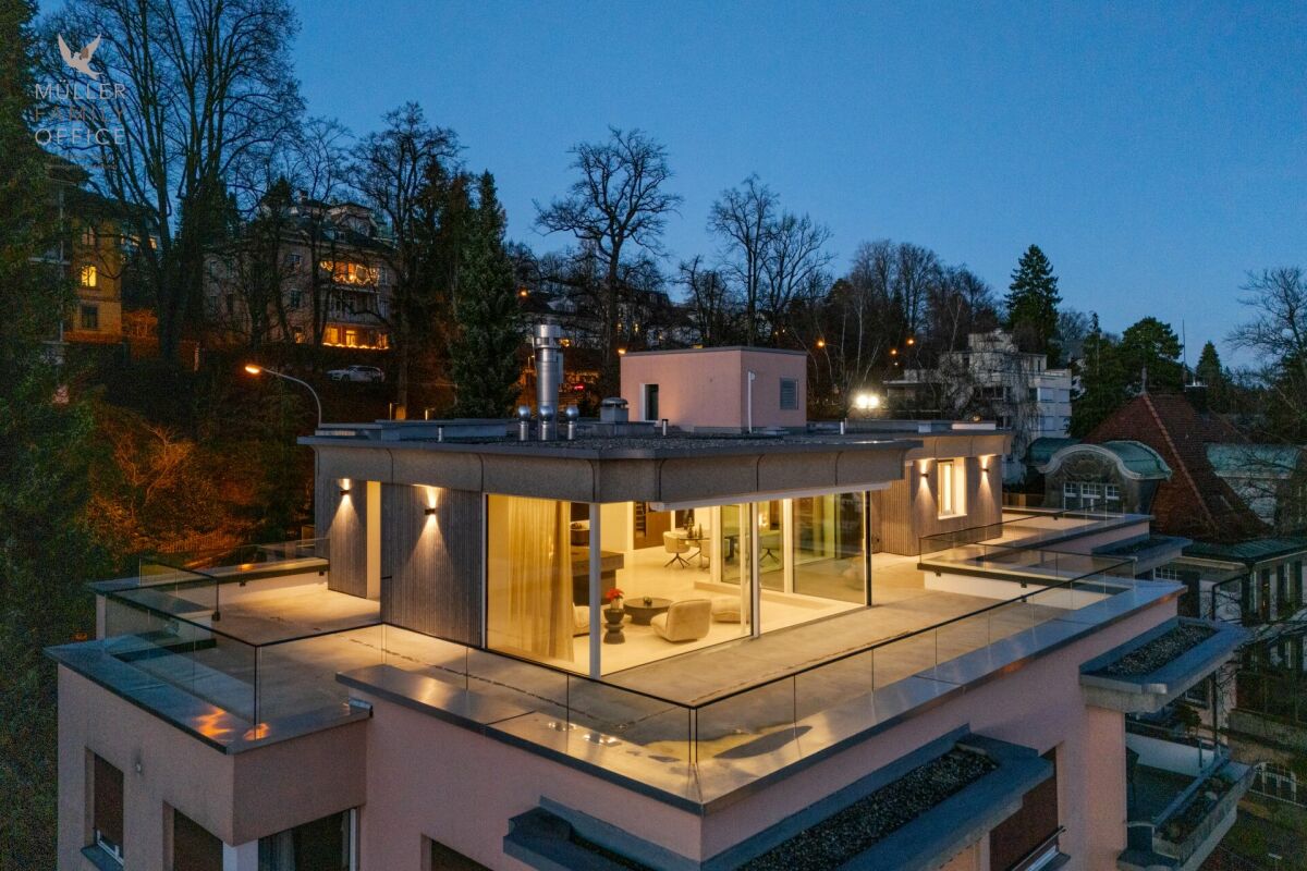 Modernes Dachgeschoss mit großer Terrasse