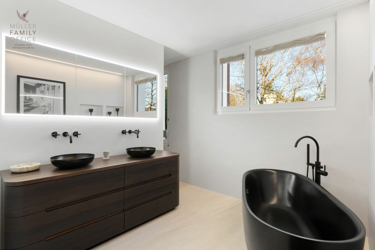 Modernes Badezimmer mit Doppelwaschtisch und freistehender Badewanne