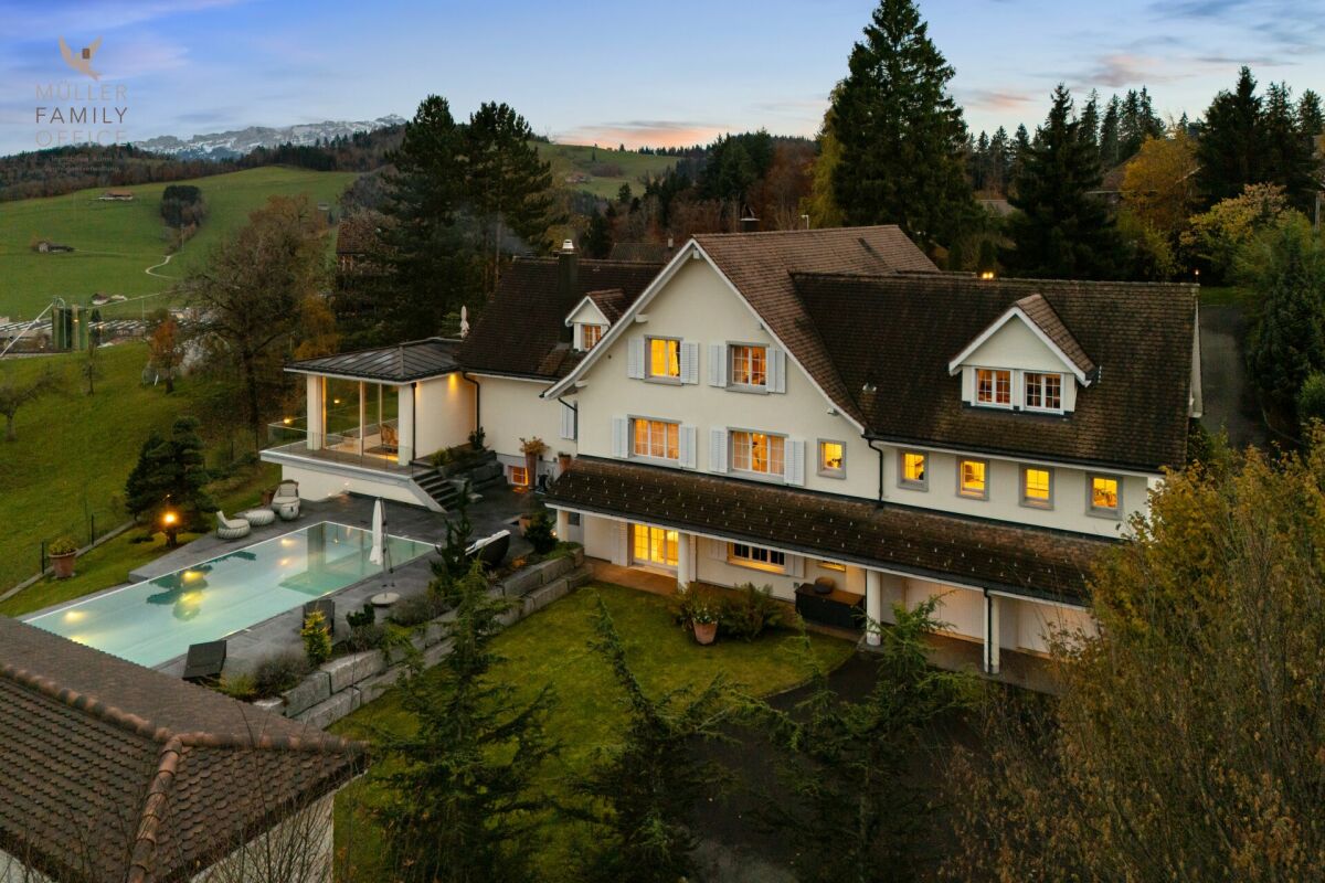 Luftaufnahme eines Landhauses mit Pool und Garten
