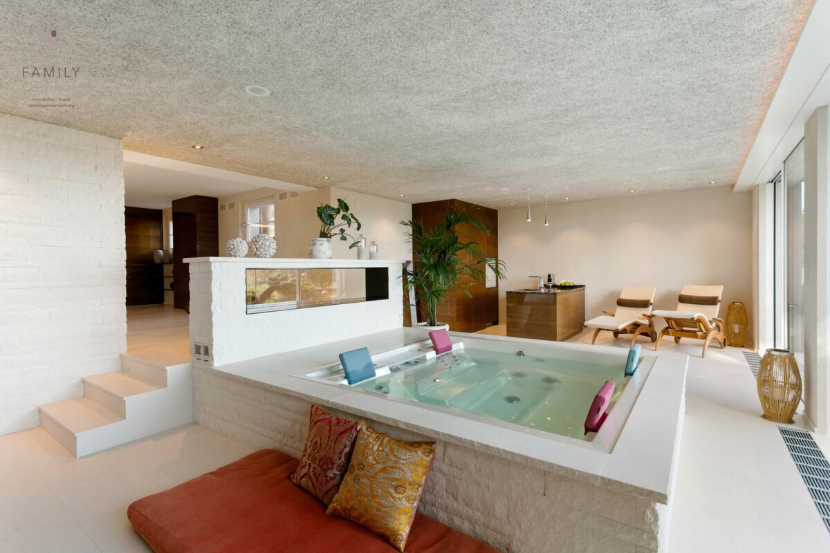 Innenraum mit Whirlpool und Lounge-Bereich