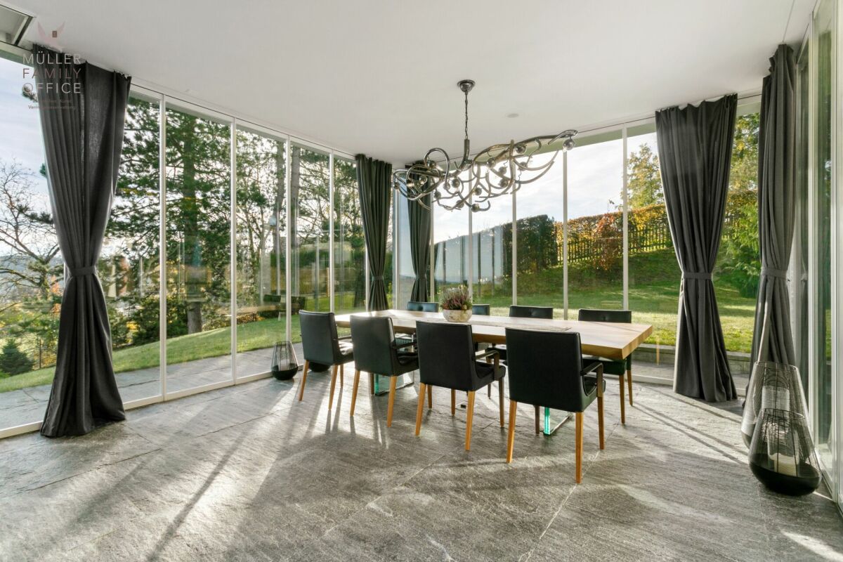 Verglaster Essbereich mit Gartenblick