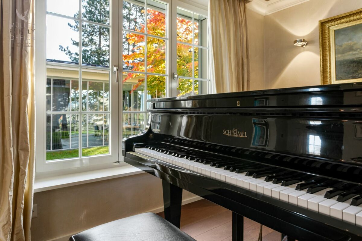 Elegantes Musikzimmer mit Flügel am Fenster