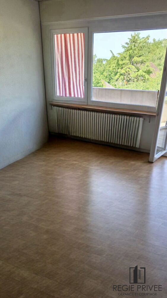 Leeres Zimmer mit großem Fenster und Heizkörper