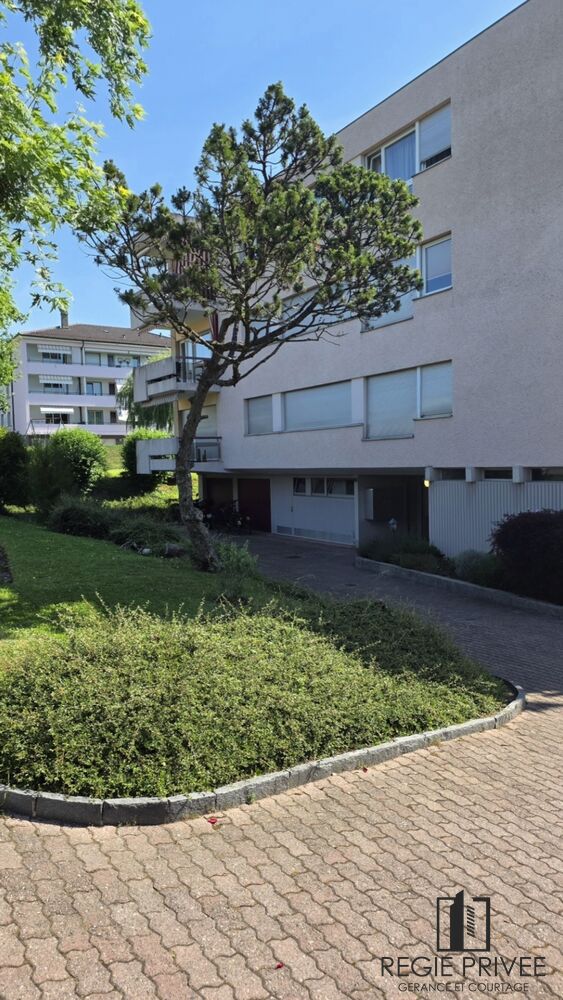 Wohnanlage mit begrüntem Vorbereich
