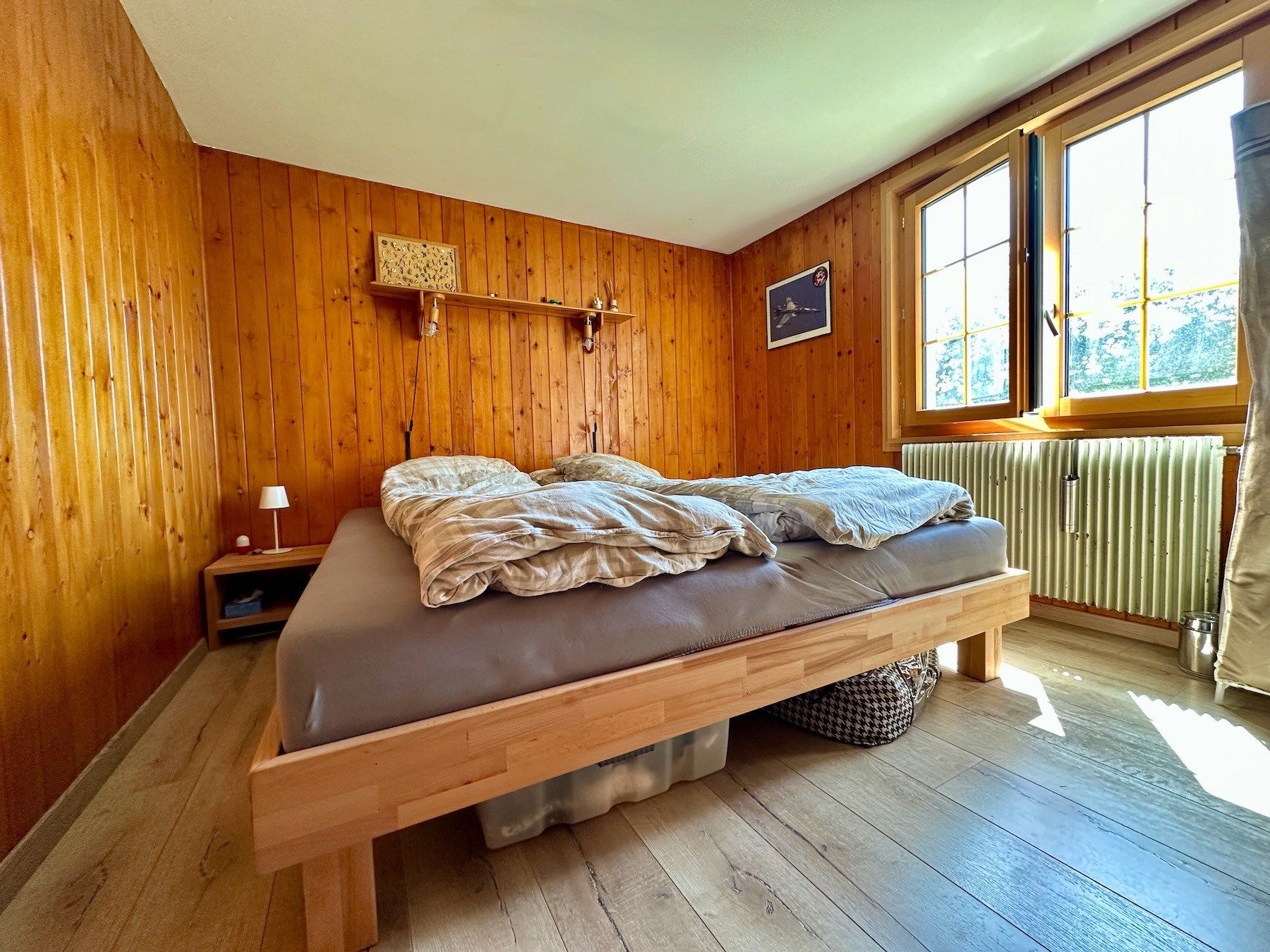 Gemütliches Schlafzimmer mit Holzvertäfelung
